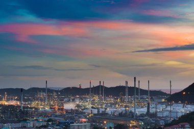 Alacakaranlıkta petrol rafinerisi