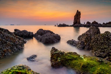 Denizin üzerinde güzel bir gün batımı