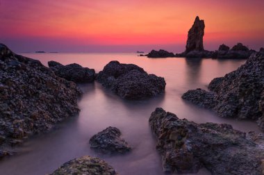 Denizin üzerinde gün batımı