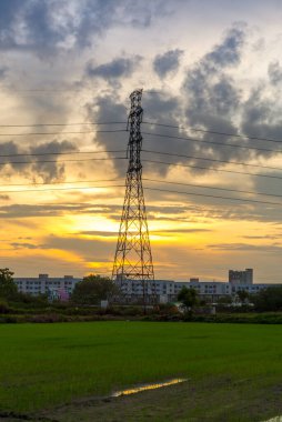 yüksek gerilim sonrası. Yüksek gerilim kule gün batımında