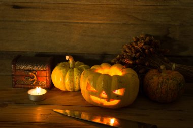 Cadılar Bayramı Balkabağı koyu arka plan üzerinde yakın çekimi