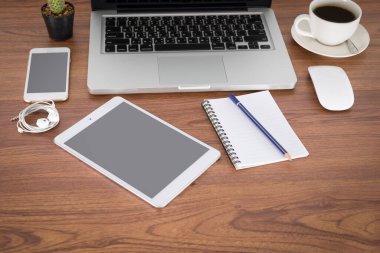 Laptop, akıllı telefon, tablet ve kahve fincanı.