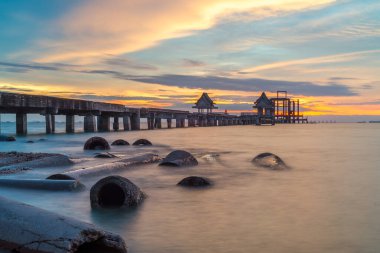Bağlantı noktası ve günbatımı ormanlık Köprüsü