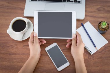 Ofis İşyeri dizüstü bilgisayar ve akıllı telefon ve ahşap masa tablete