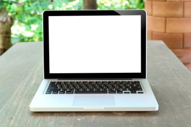 Bahçe masa üstünde Laptop