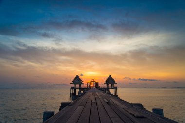 Bağlantı noktası ve günbatımı ormanlık Köprüsü