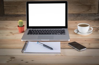 ofis çalışma masası ile dizüstü bilgisayar, Not defteri, smartphone ve kahve Kupası