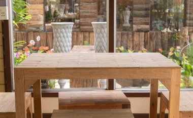 Kafede boş ahşap masa