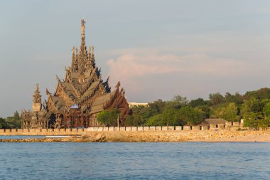 Gerçek şu ki, Budist, Çin ve Hintçe emple Pattaya, Tayland için ahşap kutsal