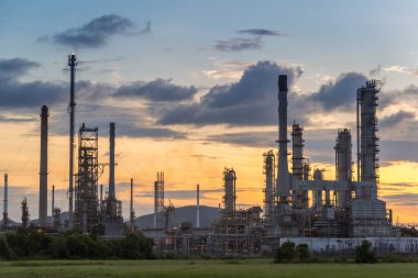 Alacakaranlıkta petrol rafinerisi