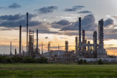 Alacakaranlıkta petrol rafinerisi