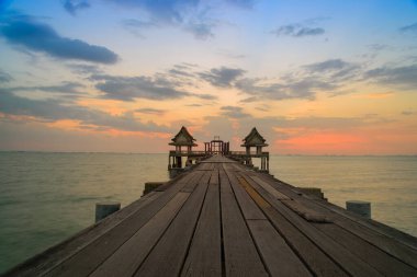 Bağlantı noktası ve günbatımı ormanlık Köprüsü