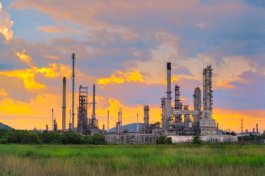 Alacakaranlıkta petrol rafinerisi