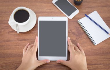 Office çalışma alanı ile smartphone ve ahşap masa tablete