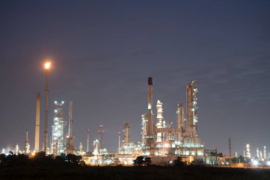 Geceleri mavi gökyüzü ile petrol rafinerisi