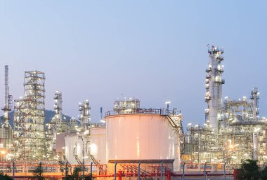 Alacakaranlıkta petrol rafinerisi