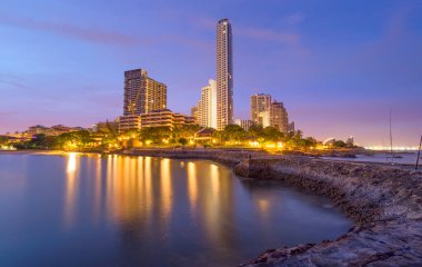 Pattaya City plaj ve deniz günbatımı Tayland.