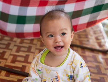 Yüzünde komik bir ifade olan bebek.