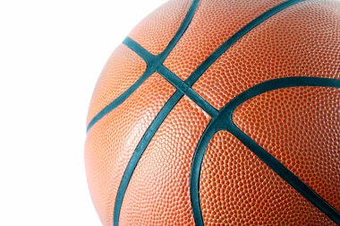 Beyaz zemin üzerinde bir elinde basketbol topu