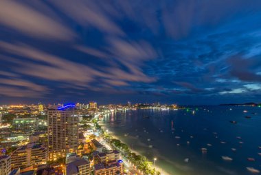 Pattaya şehir ve deniz suset, Tayland ile. Pattaya şehir manzarası ve günbatımı iskelede Pattaya Chonburi Tayland
