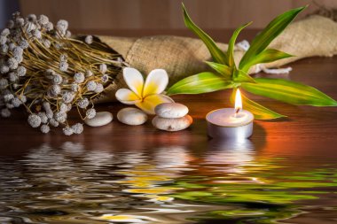 Spa natürmort kokulu mumlar, Frangipani çiçek ve havlu