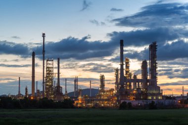 Alacakaranlıkta petrol rafinerisi