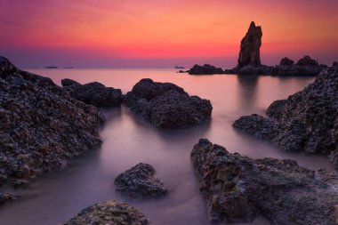 Denizin üzerinde güzel bir gün batımı. Doğa