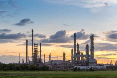 Alacakaranlıkta petrol rafinerisi