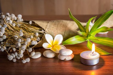 Spa natürmort kokulu mumlar, Frangipani çiçek ve havlu