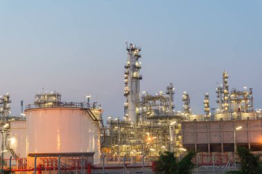 Alacakaranlıkta petrol rafinerisi