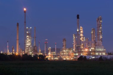 gece vakti Petrokimya tesisi