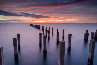 Alacakaranlık ahşap köprü, Djittabhawan Tapınağı turistik Pattaya, Tayland