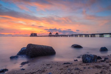 Bağlantı noktası ve günbatımı ormanlık Köprüsü