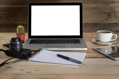 Ahşap ofis resepsiyon masa laptop, kahve, kağıt, fotoğraf makinesi, akıllı telefon, tablet ve kalem. Kopya alanı ile üstten görünüm.