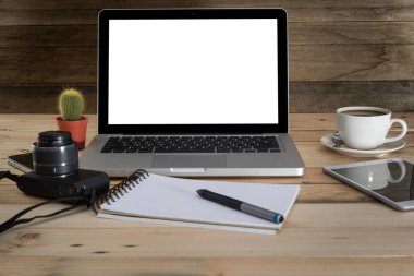 Ahşap ofis resepsiyon masa laptop, kahve, kağıt, fotoğraf makinesi, akıllı telefon, tablet ve kalem. Kopya alanı ile üstten görünüm.