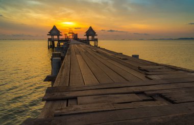 Bağlantı noktası ve günbatımı ormanlık Köprüsü