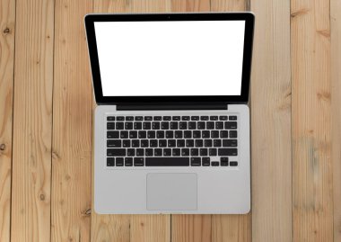 Eski ahşap masadaki izole ekran bilgisayarını aç.