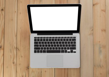 Eski ahşap masadaki izole ekran bilgisayarını aç.