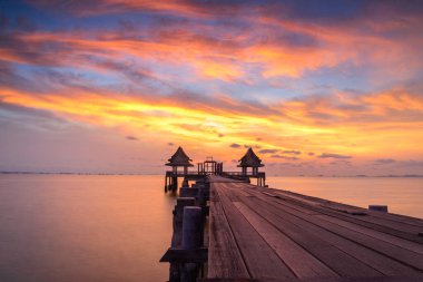 Bağlantı noktası ve günbatımı ormanlık Köprüsü