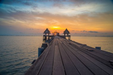 Bağlantı noktası ve günbatımı ormanlık Köprüsü