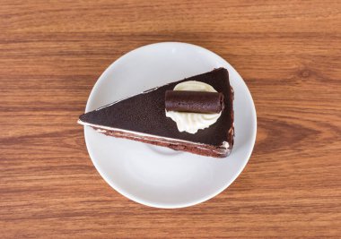 sacher kek üzerine ahşap masa bölümü