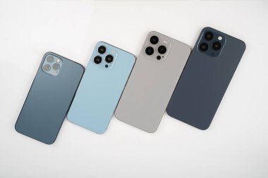 Beyaz arkaplanda izole edilmiş cep telefonu veya akıllı telefon yeni model fotoğrafının arka planı