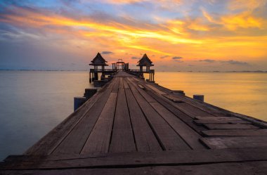 Bağlantı noktası ve günbatımı ormanlık Köprüsü