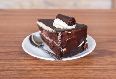 sacher kek üzerine ahşap masa bölümü