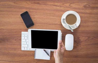 Ofis İşyeri dizüstü bilgisayar ve akıllı telefon ve ahşap masa tablete