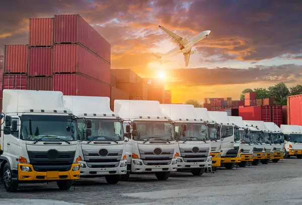 Gündoğumunda tersanede çalışan vinç köprüsü, lojistik ihracat ve ulaşım sektörü geçmişi olan konteyner kargo gemisi ve kargo uçağının lojistik ve taşımacılığı