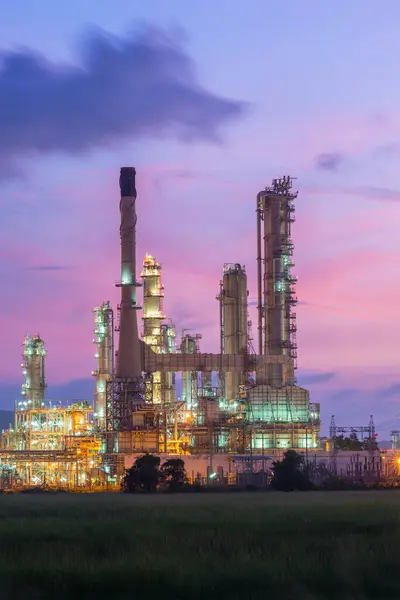 Alacakaranlıkta petrol rafinerisi