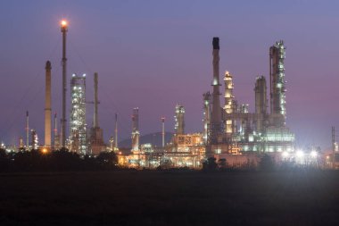 Alacakaranlıkta petrol rafinerisi