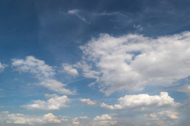 Mavi gökyüzündeki bulutlar