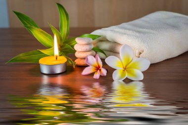 Spa natürmort kokulu mumlar, Frangipani çiçek ve havlu